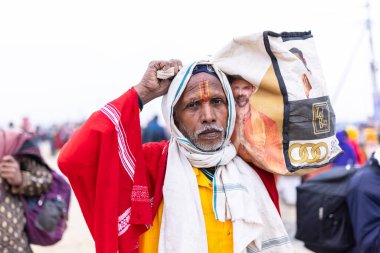Prayagraj, Uttar Pradesh, Hindistan - 13 Ocak 2025: Mahakumbh, Mahakumbh, Kutsal erkek sadhu baba 'nın the maha kumbh mela' ya katılan portresi.