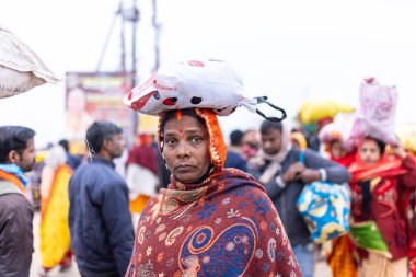 HARIDWAR, INDIA, FEBRUARY 2021: Kumbh mela sırasındaki Ganj nehri ve Haridwar 'ın renkli Ghat' ları. Maha Kumbh Mela her 12 yılda bir yapılan büyük bir hac yolculuğu..