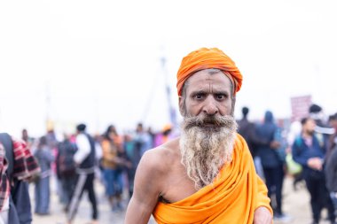 Prayagraj, Uttar Pradesh, Hindistan - 13 Ocak 2025: Mahakumbh, Mahakumbh, Kutsal erkek sadhu baba 'nın the maha kumbh mela' ya katılan portresi.