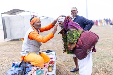 Prayagraj, Uttar Pradesh, Hindistan - 13 Ocak 2025: Mahakumbh, Mahakumbh, Kutsal erkek sadhu baba 'nın the maha kumbh mela' ya katılan portresi.