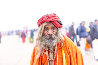 Prayagraj, Uttar Pradesh, Hindistan - 13 Ocak 2025: Mahakumbh, Mahakumbh, Kutsal erkek sadhu baba 'nın the maha kumbh mela' ya katılan portresi.