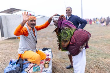 Prayagraj, Uttar Pradesh, Hindistan - 13 Ocak 2025: Mahakumbh, Mahakumbh, Kutsal erkek sadhu baba 'nın the maha kumbh mela' ya katılan portresi.