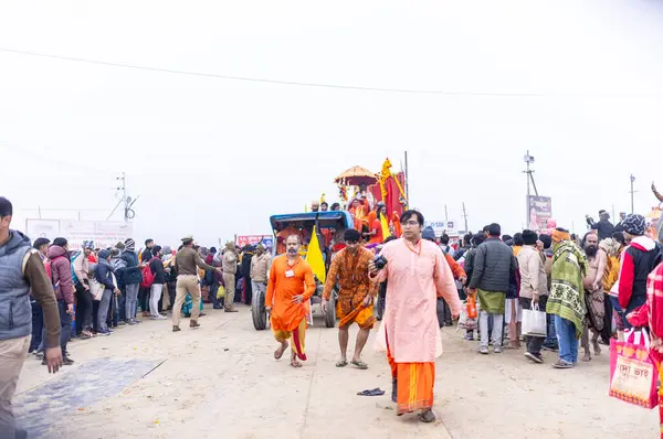 Prayagraj, Uttar Pradesh, Hindistan - 13 Ocak 2025: Mahakumbh, Mahakumbh, Kutsal erkek sadhu baba 'nın the maha kumbh mela' ya katılan portresi.