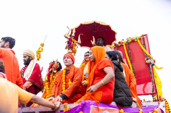 Prayagraj, Uttar Pradesh, Hindistan - 13 Ocak 2025: Mahakumbh, Mahakumbh, Kutsal erkek sadhu baba 'nın the maha kumbh mela' ya katılan portresi.