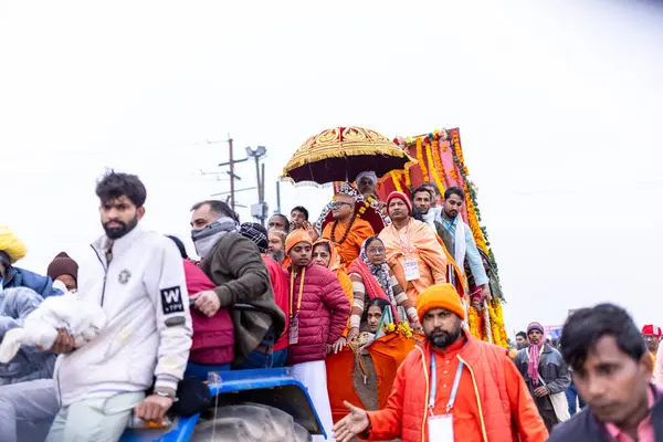 Prayagraj, Uttar Pradesh, Hindistan - 13 Ocak 2025: Mahakumbh, Mahakumbh, Kutsal erkek sadhu baba 'nın the maha kumbh mela' ya katılan portresi.