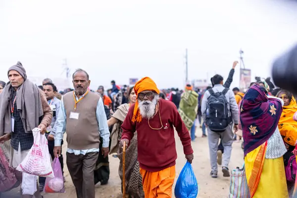 Prayagraj, Uttar Pradesh, Hindistan - 13 Ocak 2025: Mahakumbh, Mahakumbh, Kutsal erkek sadhu baba 'nın the maha kumbh mela' ya katılan portresi.