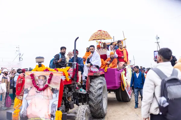 Prayagraj, Uttar Pradesh, Hindistan - 13 Ocak 2025: Mahakumbh, Mahakumbh, Kutsal erkek sadhu baba 'nın the maha kumbh mela' ya katılan portresi.