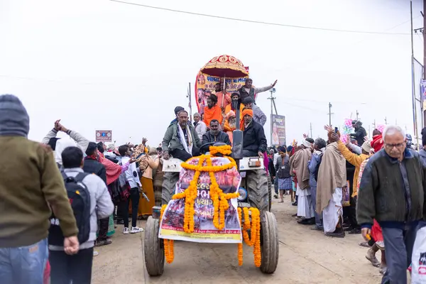 Prayagraj, Uttar Pradesh, Hindistan - 13 Ocak 2025: Mahakumbh, Mahakumbh, Kutsal erkek sadhu baba 'nın the maha kumbh mela' ya katılan portresi.