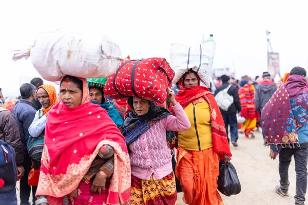 HARIDWAR, INDIA, FEBRUARY 2021: Kumbh mela sırasındaki Ganj nehri ve Haridwar 'ın renkli Ghat' ları. Maha Kumbh Mela her 12 yılda bir yapılan büyük bir hac yolculuğu..