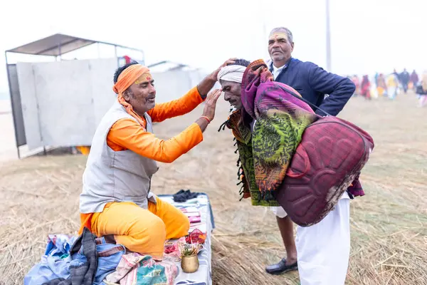 Prayagraj, Uttar Pradesh, Hindistan - 13 Ocak 2025: Mahakumbh, Mahakumbh, Kutsal erkek sadhu baba 'nın the maha kumbh mela' ya katılan portresi.