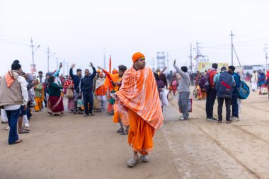 Prayagraj, Uttar Pradesh, Hindistan - 13 Ocak 2025: Mahakumbh, Mahakumbh, Kutsal erkek sadhu baba 'nın the maha kumbh mela' ya katılan portresi.