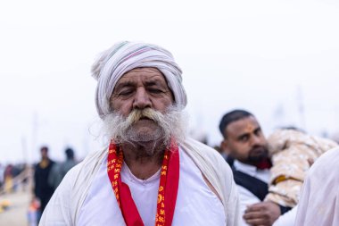 Prayagraj, Uttar Pradesh, Hindistan - 13 Ocak 2025: Mahakumbh, Mahakumbh, Kutsal erkek sadhu baba 'nın the maha kumbh mela' ya katılan portresi.