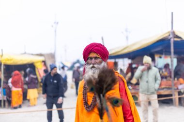 Prayagraj, Uttar Pradesh, Hindistan - 13 Ocak 2025: Mahakumbh, Mahakumbh, Kutsal erkek sadhu baba 'nın the maha kumbh mela' ya katılan portresi.