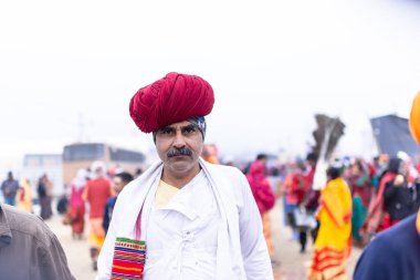 Prayagraj, Uttar Pradesh, Hindistan - 13 Ocak 2025: Mahakumbh, Mahakumbh, Kutsal erkek sadhu baba 'nın the maha kumbh mela' ya katılan portresi.