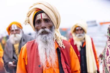 Prayagraj, Uttar Pradesh, Hindistan - 13 Ocak 2025: Mahakumbh, Mahakumbh, Kutsal erkek sadhu baba 'nın the maha kumbh mela' ya katılan portresi.