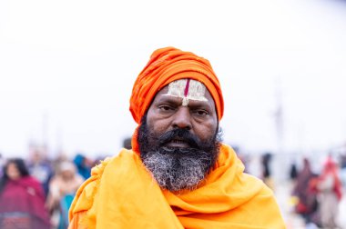 Prayagraj, Uttar Pradesh, Hindistan - 13 Ocak 2025: Mahakumbh, Mahakumbh, Kutsal erkek sadhu baba 'nın the maha kumbh mela' ya katılan portresi.