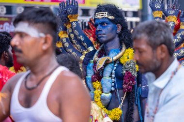 Kulashekharapatnam, Tamilnadu, Hindistan - 12 Ekim 2024: Kulasai, Hint Hindu ressam portresi ve kulasai dasara festivalinin ayinlerini gerçekleştirmek için bir tarikat karakteri gibi giyinmiş.