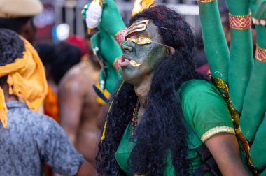 Kulashekharapatnam, Tamilnadu, Hindistan - 12 Ekim 2024: Kulasai, Hint Hindu ressam portresi ve kulasai dasara festivalinin ayinlerini gerçekleştirmek için bir tarikat karakteri gibi giyinmiş.