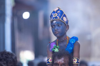 Kulashekharapatnam, Tamilnadu, Hindistan - 12 Ekim 2024: Kulasai, Hint Hindu ressam portresi ve kulasai dasara festivalinin ayinlerini gerçekleştirmek için bir tarikat karakteri gibi giyinmiş.