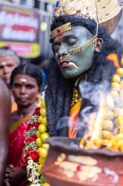 Kulashekharapatnam, Tamilnadu, Hindistan - 12 Ekim 2024: Kulasai, Hint Hindu ressam portresi ve kulasai dasara festivalinin ayinlerini gerçekleştirmek için bir tarikat karakteri gibi giyinmiş.