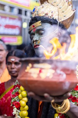 Kulashekharapatnam, Tamilnadu, Hindistan - 12 Ekim 2024: Kulasai, Hint Hindu ressam portresi ve kulasai dasara festivalinin ayinlerini gerçekleştirmek için bir tarikat karakteri gibi giyinmiş.