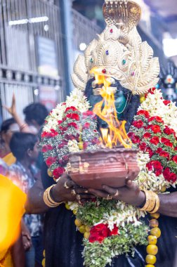 Kulashekharapatnam, Tamilnadu, Hindistan - 12 Ekim 2024: Kulasai, Hint Hindu ressam portresi ve kulasai dasara festivalinin ayinlerini gerçekleştirmek için bir tarikat karakteri gibi giyinmiş.