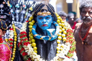 Kulashekharapatnam, Tamilnadu, Hindistan - 12 Ekim 2024: Kulasai, Hint Hindu ressam portresi ve kulasai dasara festivalinin ayinlerini gerçekleştirmek için bir tarikat karakteri gibi giyinmiş.