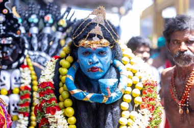 Kulashekharapatnam, Tamilnadu, Hindistan - 12 Ekim 2024: Kulasai, Hint Hindu ressam portresi ve kulasai dasara festivalinin ayinlerini gerçekleştirmek için bir tarikat karakteri gibi giyinmiş.