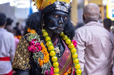 Kulashekharapatnam, Tamilnadu, Hindistan - 12 Ekim 2024: Kulasai, Hint Hindu ressam portresi ve kulasai dasara festivalinin ayinlerini gerçekleştirmek için bir tarikat karakteri gibi giyinmiş.