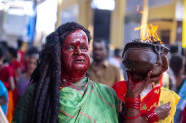 Kulashekharapatnam, Tamilnadu, Hindistan - 12 Ekim 2024: Kulasai, Hint Hindu ressam portresi ve kulasai dasara festivalinin ayinlerini gerçekleştirmek için bir tarikat karakteri gibi giyinmiş.
