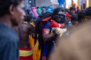 Kulashekharapatnam, Tamilnadu, Hindistan - 12 Ekim 2024: Kulasai, Hint Hindu ressam portresi ve kulasai dasara festivalinin ayinlerini gerçekleştirmek için bir tarikat karakteri gibi giyinmiş.