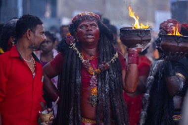 Kulashekharapatnam, Tamilnadu, Hindistan - 12 Ekim 2024: Kulasai, Hint Hindu ressam portresi ve kulasai dasara festivalinin ayinlerini gerçekleştirmek için bir tarikat karakteri gibi giyinmiş.