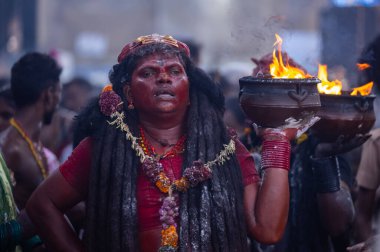 Kulashekharapatnam, Tamilnadu, Hindistan - 12 Ekim 2024: Kulasai, Hint Hindu ressam portresi ve kulasai dasara festivalinin ayinlerini gerçekleştirmek için bir tarikat karakteri gibi giyinmiş.