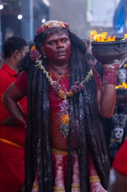 Kulashekharapatnam, Tamilnadu, Hindistan - 12 Ekim 2024: Kulasai, Hint Hindu ressam portresi ve kulasai dasara festivalinin ayinlerini gerçekleştirmek için bir tarikat karakteri gibi giyinmiş.