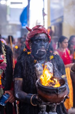 Kulashekharapatnam, Tamilnadu, Hindistan - 12 Ekim 2024: Kulasai, Hint Hindu ressam portresi ve kulasai dasara festivalinin ayinlerini gerçekleştirmek için bir tarikat karakteri gibi giyinmiş.