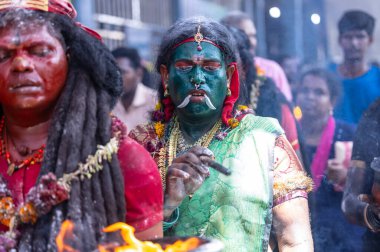 Kulashekharapatnam, Tamilnadu, Hindistan - 12 Ekim 2024: Kulasai, Hint Hindu ressam portresi ve kulasai dasara festivalinin ayinlerini gerçekleştirmek için bir tarikat karakteri gibi giyinmiş.