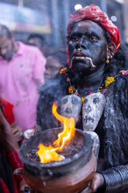Kulashekharapatnam, Tamilnadu, Hindistan - 12 Ekim 2024: Kulasai, Hint Hindu ressam portresi ve kulasai dasara festivalinin ayinlerini gerçekleştirmek için bir tarikat karakteri gibi giyinmiş.