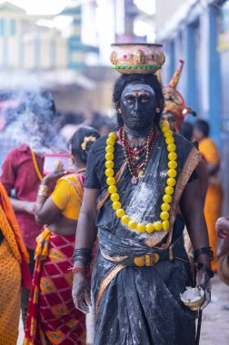Kulashekharapatnam, Tamilnadu, Hindistan - 12 Ekim 2024: Kulasai, Hint Hindu ressam portresi ve kulasai dasara festivalinin ayinlerini gerçekleştirmek için bir tarikat karakteri gibi giyinmiş.