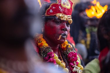 Kulashekharapatnam, Tamilnadu, Hindistan - 12 Ekim 2024: Kulasai, Hint Hindu ressam portresi ve kulasai dasara festivalinin ayinlerini gerçekleştirmek için bir tarikat karakteri gibi giyinmiş.