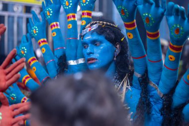 Kulashekharapatnam, Tamilnadu, Hindistan - 12 Ekim 2024: Kulasai, Hint Hindu ressam portresi ve kulasai dasara festivalinin ayinlerini gerçekleştirmek için bir tarikat karakteri gibi giyinmiş.