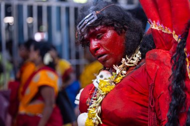 Kulashekharapatnam, Tamilnadu, Hindistan - 12 Ekim 2024: Kulasai, Hint Hindu ressam portresi ve kulasai dasara festivalinin ayinlerini gerçekleştirmek için bir tarikat karakteri gibi giyinmiş.