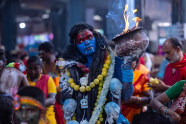 Kulashekharapatnam, Tamilnadu, Hindistan - 12 Ekim 2024: Kulasai, Hint Hindu ressam portresi ve kulasai dasara festivalinin ayinlerini gerçekleştirmek için bir tarikat karakteri gibi giyinmiş.