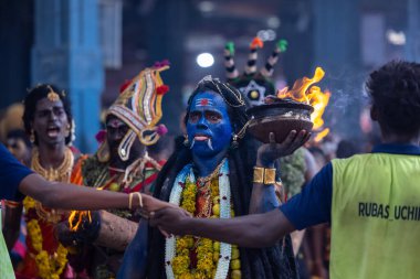 Kulashekharapatnam, Tamilnadu, Hindistan - 12 Ekim 2024: Kulasai, Hint Hindu ressam portresi ve kulasai dasara festivalinin ayinlerini gerçekleştirmek için bir tarikat karakteri gibi giyinmiş.