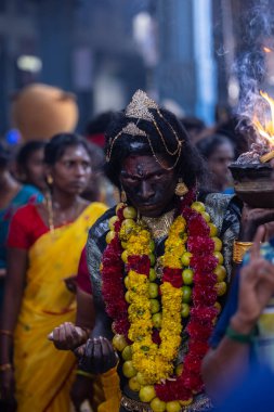 Kulashekharapatnam, Tamilnadu, Hindistan - 12 Ekim 2024: Kulasai, Hint Hindu ressam portresi ve kulasai dasara festivalinin ayinlerini gerçekleştirmek için bir tarikat karakteri gibi giyinmiş.