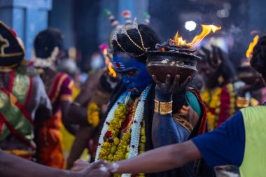 Kulashekharapatnam, Tamilnadu, Hindistan - 12 Ekim 2024: Kulasai, Hint Hindu ressam portresi ve kulasai dasara festivalinin ayinlerini gerçekleştirmek için bir tarikat karakteri gibi giyinmiş.