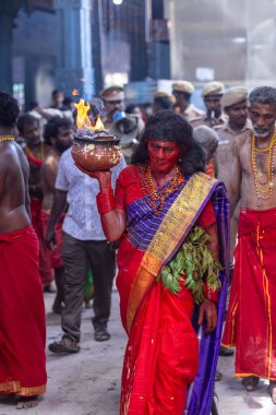 Kulashekharapatnam, Tamilnadu, Hindistan - 12 Ekim 2024: Kulasai, Hint Hindu ressam portresi ve kulasai dasara festivalinin ayinlerini gerçekleştirmek için bir tarikat karakteri gibi giyinmiş.