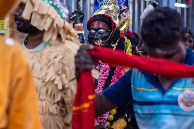 Kulashekharapatnam, Tamilnadu, Hindistan - 12 Ekim 2024: Kulasai, Hint Hindu ressam portresi ve kulasai dasara festivalinin ayinlerini gerçekleştirmek için bir tarikat karakteri gibi giyinmiş.