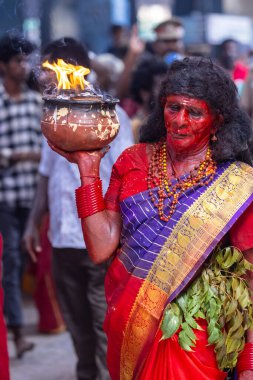 Kulashekharapatnam, Tamilnadu, Hindistan - 12 Ekim 2024: Kulasai, Hint Hindu ressam portresi ve kulasai dasara festivalinin ayinlerini gerçekleştirmek için bir tarikat karakteri gibi giyinmiş.