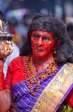 Kulashekharapatnam, Tamilnadu, Hindistan - 12 Ekim 2024: Kulasai, Hint Hindu ressam portresi ve kulasai dasara festivalinin ayinlerini gerçekleştirmek için bir tarikat karakteri gibi giyinmiş.