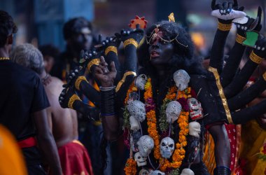 Kulashekharapatnam, Tamilnadu, Hindistan - 12 Ekim 2024: Kulasai, Hint Hindu ressam portresi ve kulasai dasara festivalinin ayinlerini gerçekleştirmek için bir tarikat karakteri gibi giyinmiş.